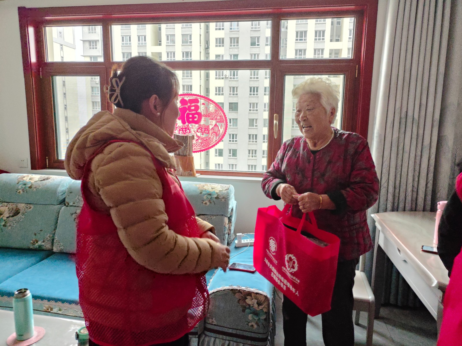 为特殊困难老人发放老年包志愿活动