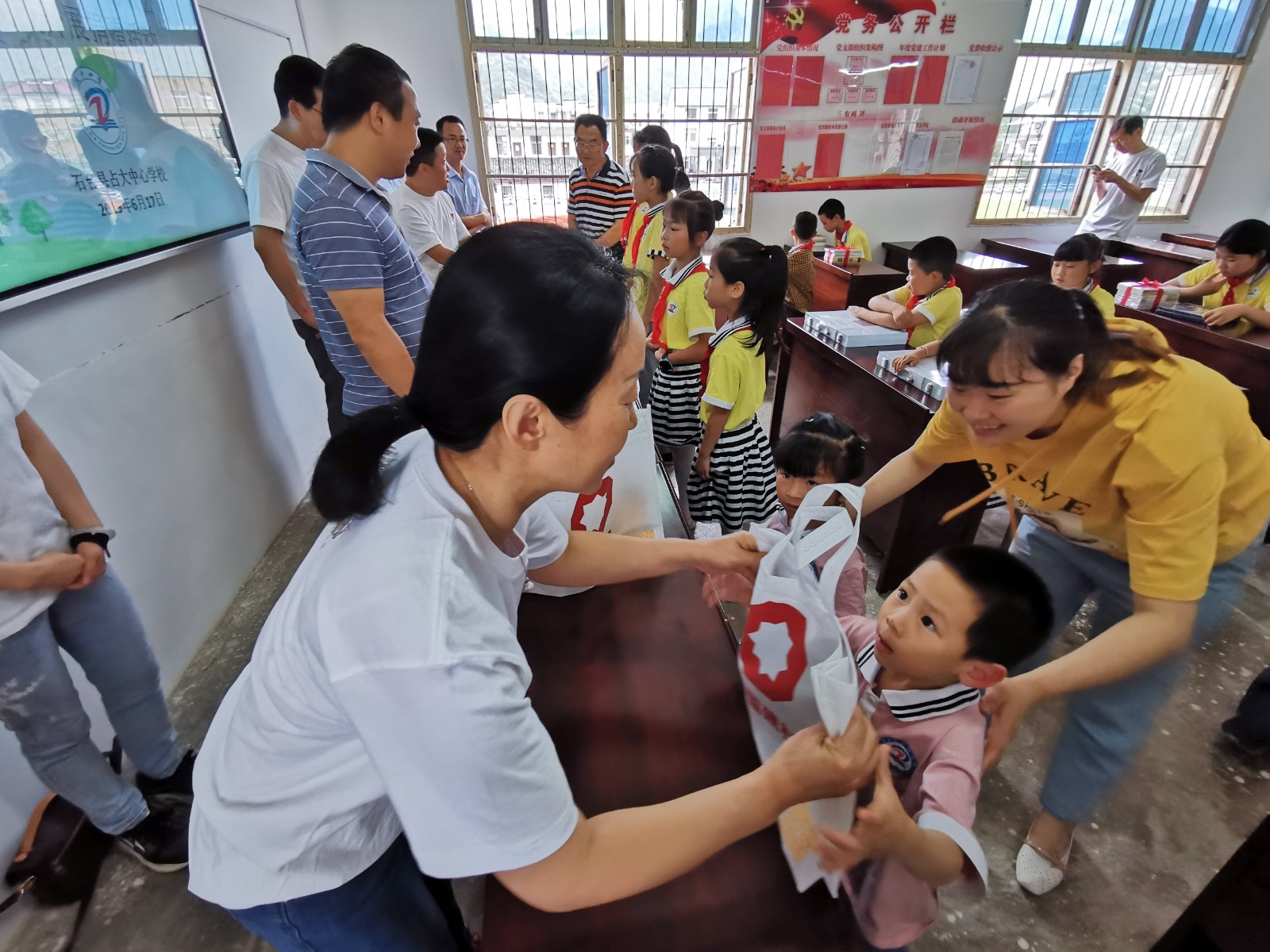 中国三农、企业观察报深入中国建材“七彩课堂”，走进乡村振兴车间