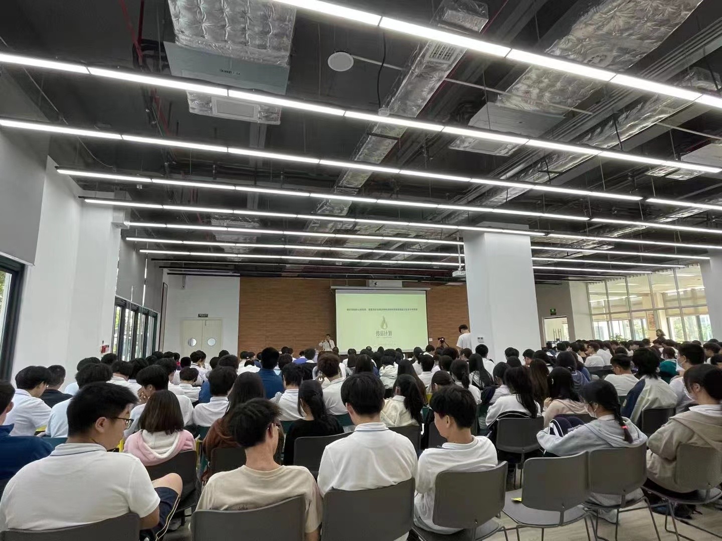 陈行甲参加深圳市中新中学党支部成立仪式并做党建分享