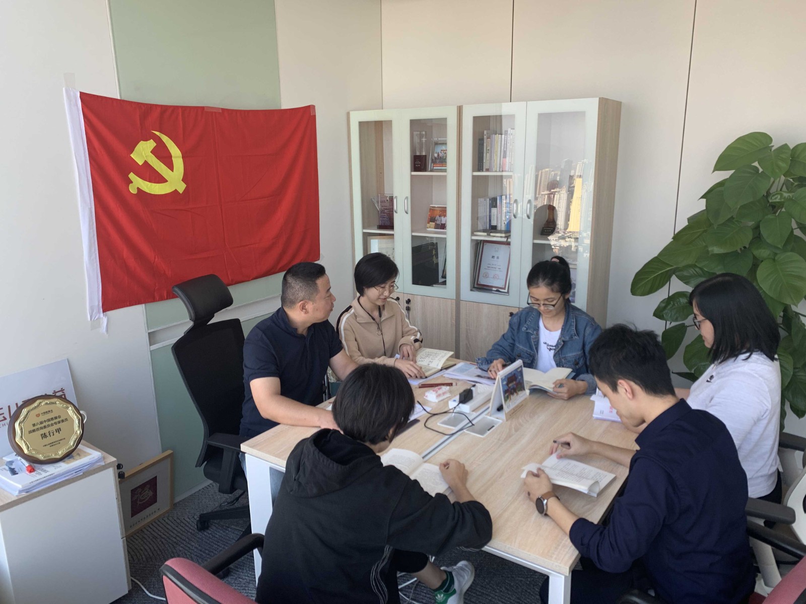 恒晖党支部开展“牢记初心使命，争当出彩先锋”主题党日活动
