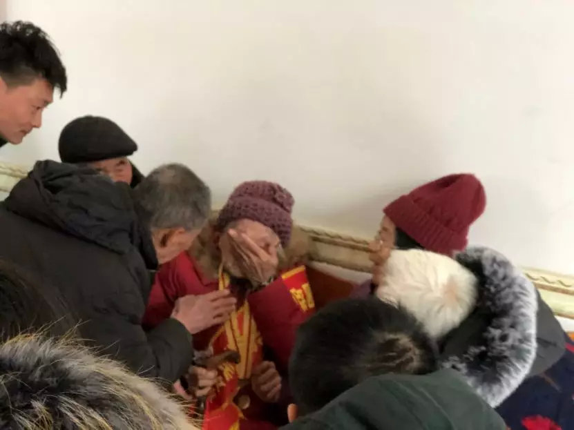 付桂榮闊別家鄉(xiāng)70多年后見到親人，忍不住落淚