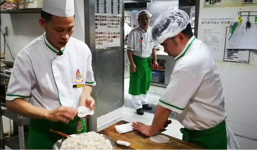为黄老制作虾饺的师傅正在准备配料